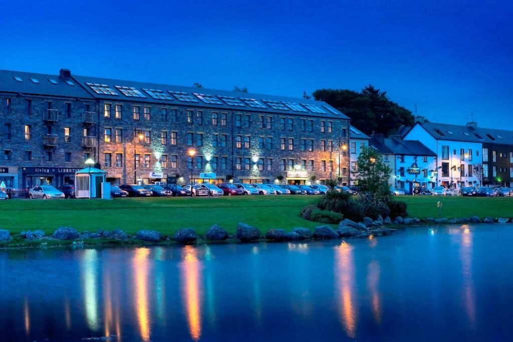 Clew Bay Balcony Views - Westport Quay Apt Apartman Kültér fotó