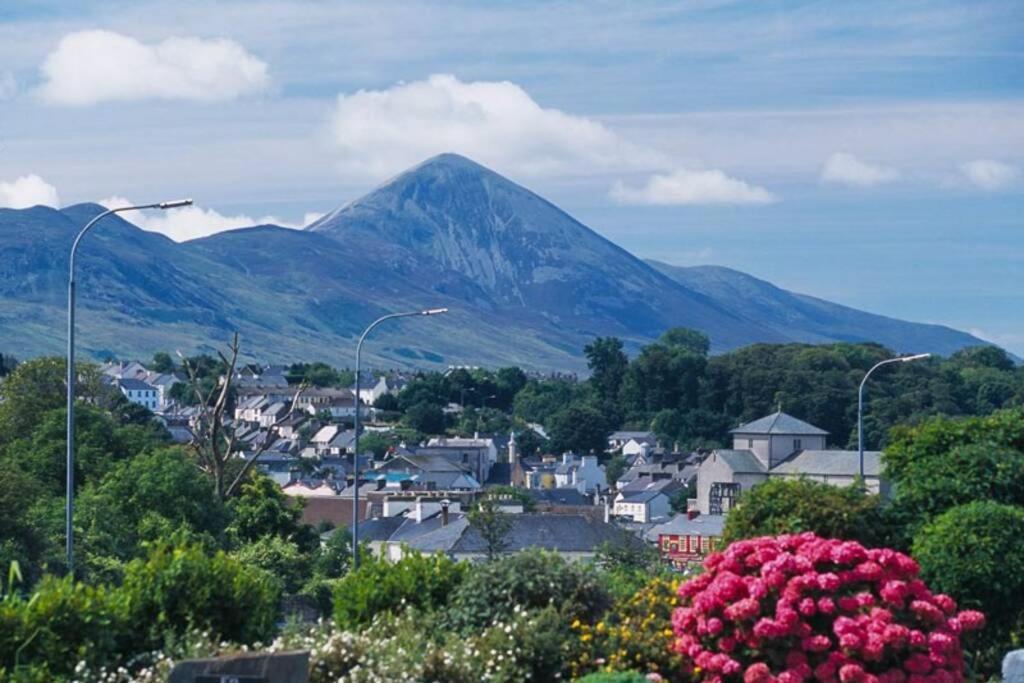 Clew Bay Balcony Views - Westport Quay Apt Apartman Kültér fotó