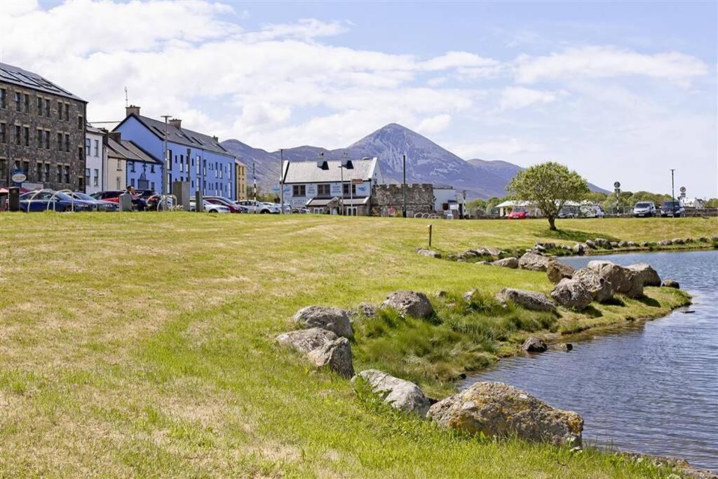 Clew Bay Balcony Views - Westport Quay Apt Apartman Kültér fotó